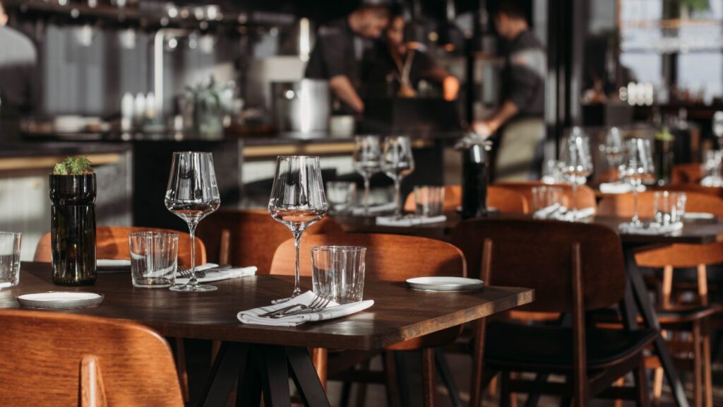Co czyni River Cafe wyjątkową? Restauracja na wodzie i widok na Park Fontann