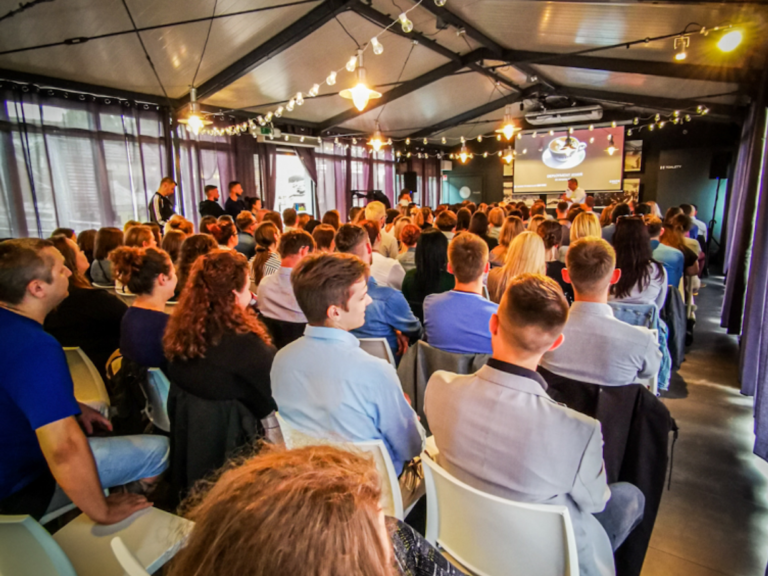 Uczestnicy konferencji biznesowej na pokładzie River Cafe w restauracji nad Wisłą w Warszawie.