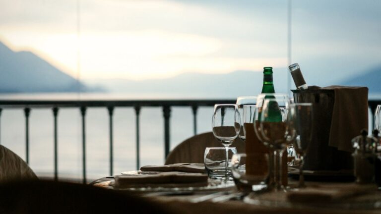 Dlaczego warto wybrać restaurację na wodzie