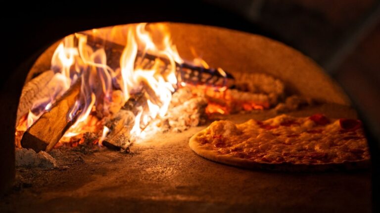 Pizza z pieca opalanego drewnem – dlaczego smakuje lepiej