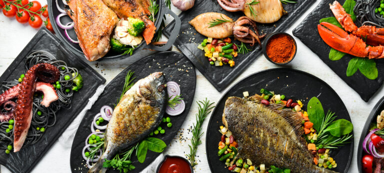Ryby czy owoce morza - co zamówić podczas pierwszej wizyty w restauracji nad wodą?